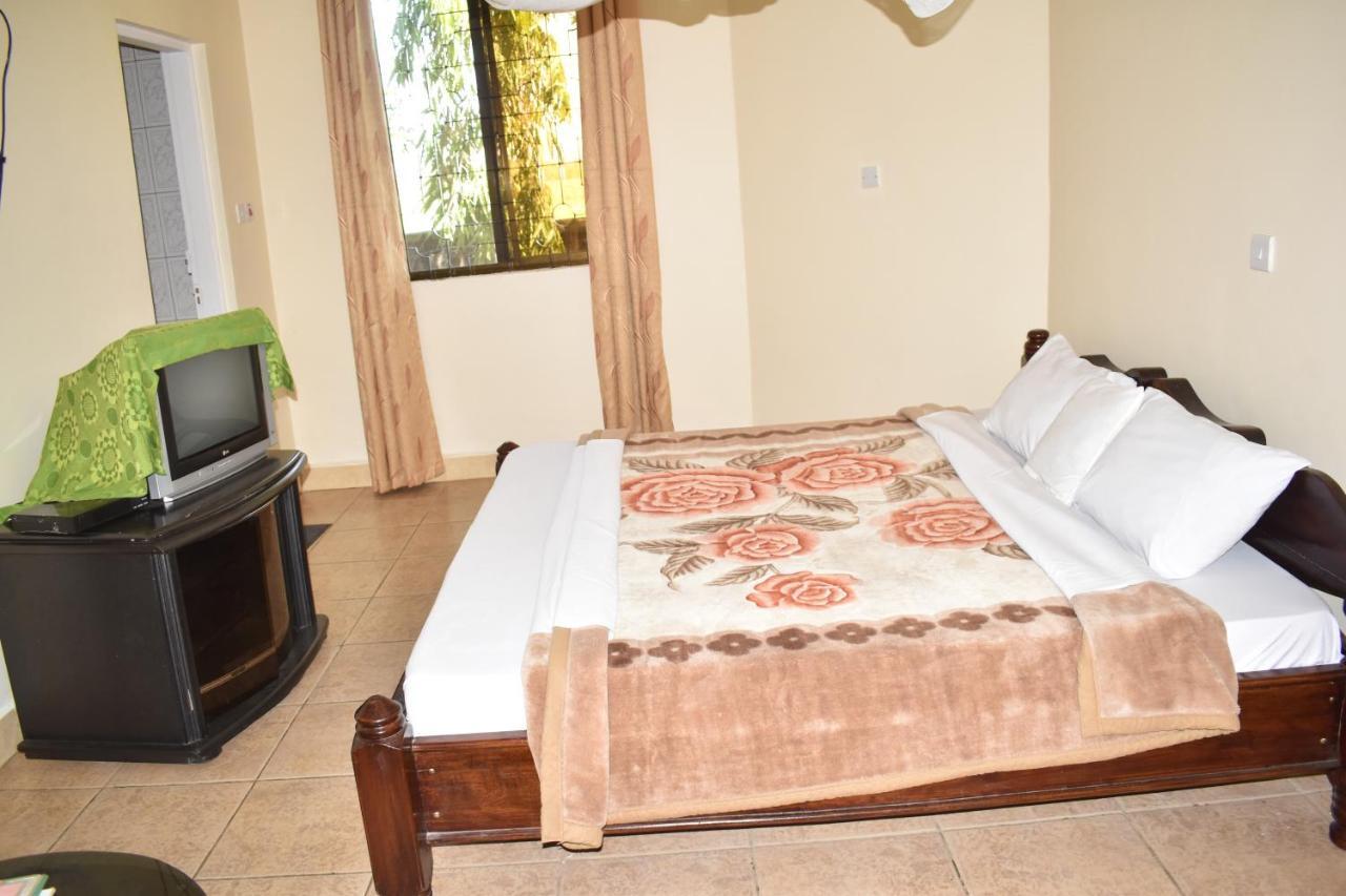 Rainbow Executive Lodge Boma la Ngombe Exterior photo