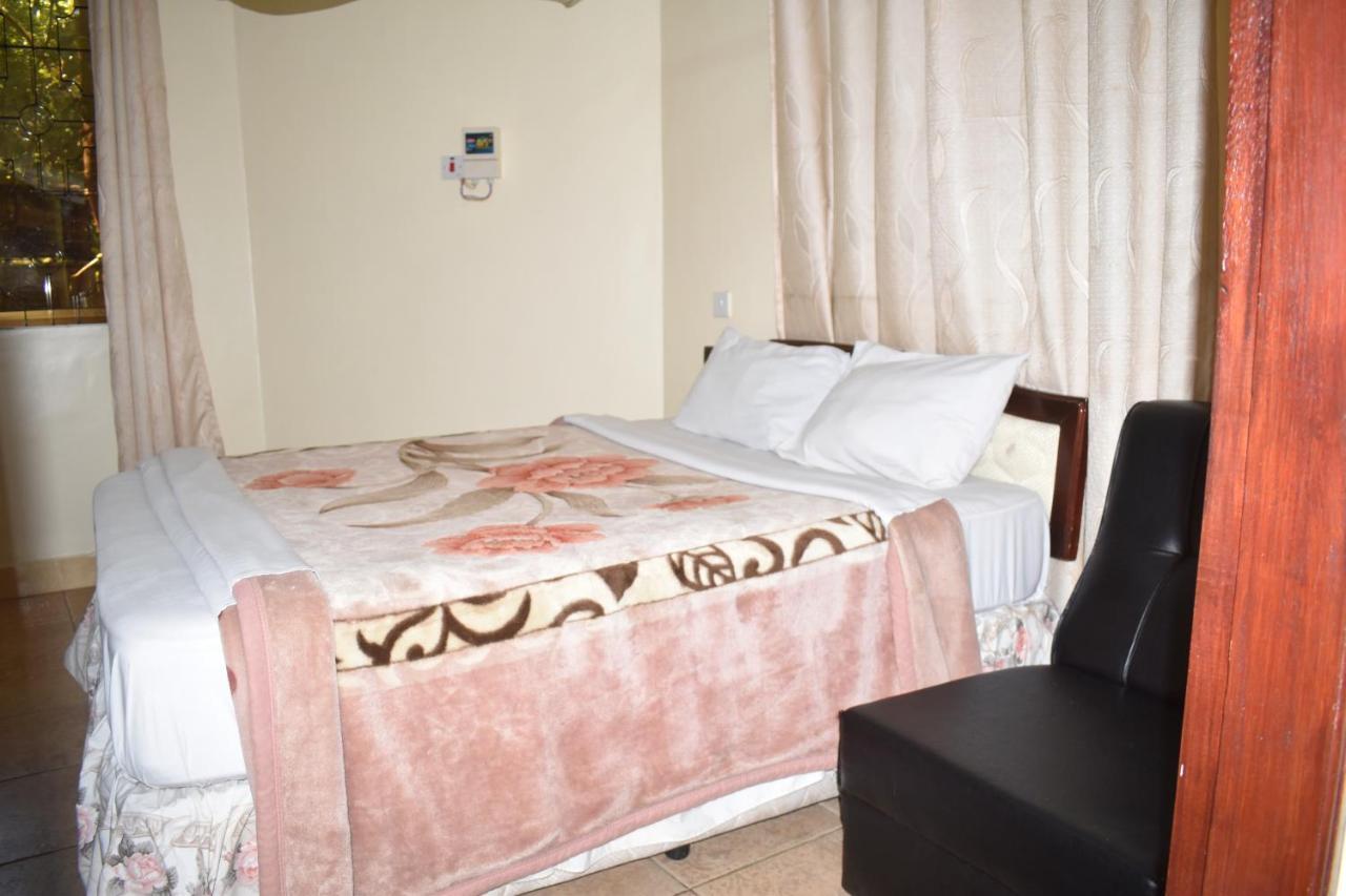 Rainbow Executive Lodge Boma la Ngombe Exterior photo