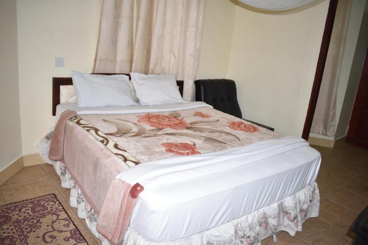 Rainbow Executive Lodge Boma la Ngombe Exterior photo