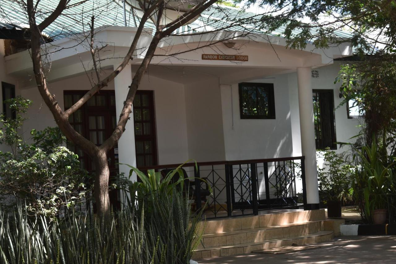 Rainbow Executive Lodge Boma la Ngombe Exterior photo