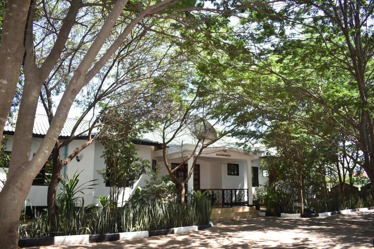 Rainbow Executive Lodge Boma la Ngombe Exterior photo